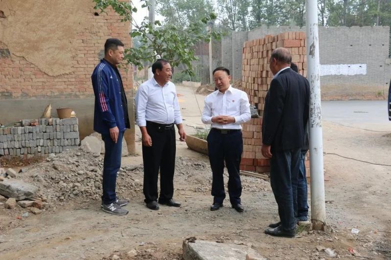 扶貧路上  攜手同行——弘義集團(tuán)黨委書(shū)記、董事長(zhǎng)張秀峰一行 到定點(diǎn)幫扶村調(diào)研